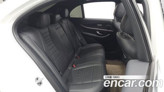 Mercedes-Benz E-Class 2023 — ფოტო 11/20