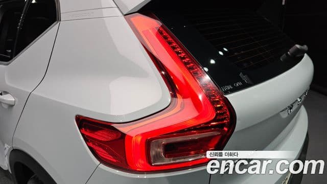 Volvo XC40 2019 — ფოტო 15/30