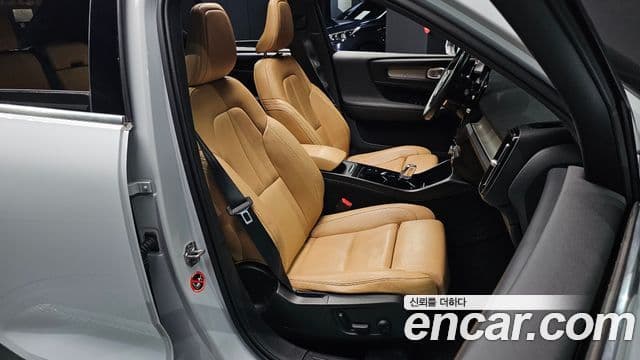 Volvo XC40 2019 — ფოტო 30/30