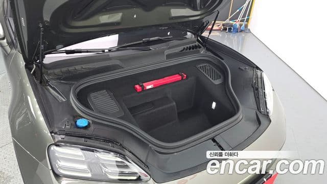 Porsche Macan EV 2025 — ფოტო 8/20
