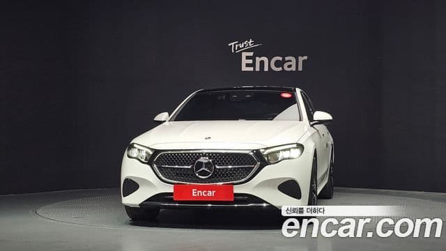 Mercedes-Benz E-Class 2025 — Photo 23/34