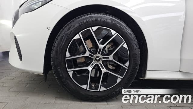 Mercedes-Benz E-Class 2025 — Photo 8/34