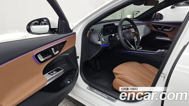 Mercedes-Benz E-Class 2025 — Photo 16/34