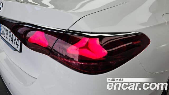 Mercedes-Benz E-Class 2025 — Photo 2/34