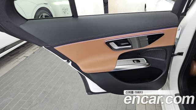 Mercedes-Benz E-Class 2025 — Photo 21/34