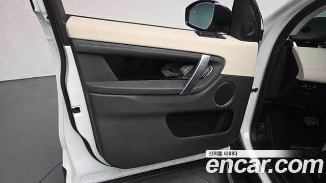 Land Rover Discovery Sport 2020 — Photo 16/31
