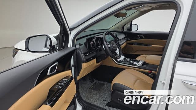 Kia Carnival 2022 — фото 10 из 20
