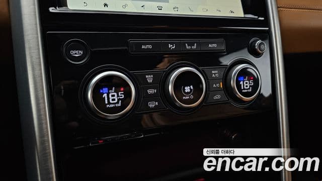 Land Rover Discovery 5 2018 — ფოტო 16/20