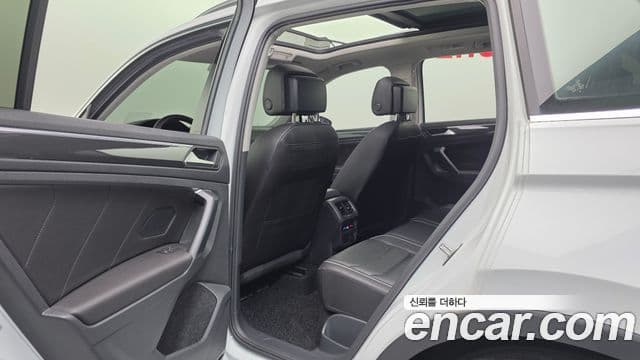 Volkswagen Tiguan 2023 — ფოტო 17/20