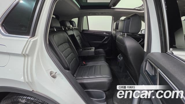 Volkswagen Tiguan 2023 — ფოტო 19/20
