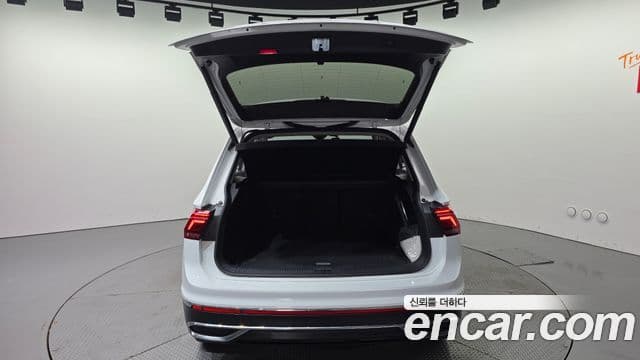 Volkswagen Tiguan 2023 — ფოტო 20/20