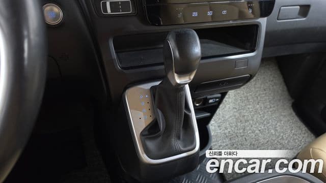 Hyundai Staria 2023 — ფოტო 9/20