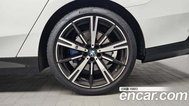 BMW 5 Series 2025 — Photo 9/33