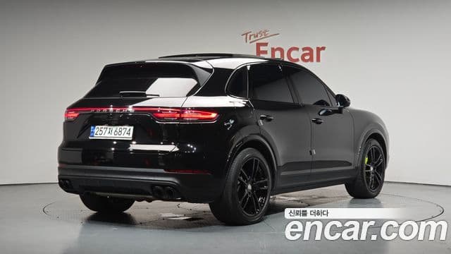 Porsche Cayenne 2023 — Photo 18/37