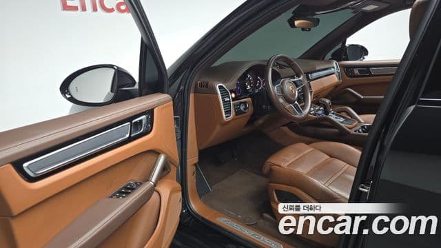 Porsche Cayenne 2023 — Photo 29/37