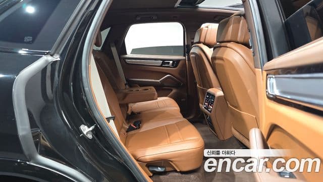 Porsche Cayenne 2023 — Photo 17/37
