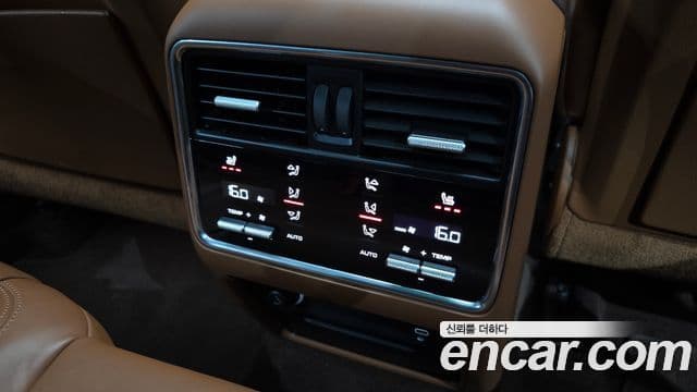 Porsche Cayenne 2023 — Photo 16/37