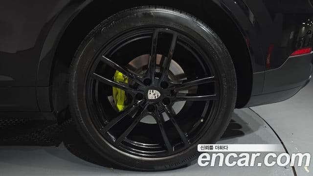 Porsche Cayenne 2023 — Photo 8/37