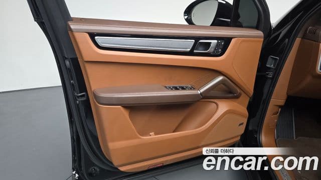 Porsche Cayenne 2023 — Photo 5/37