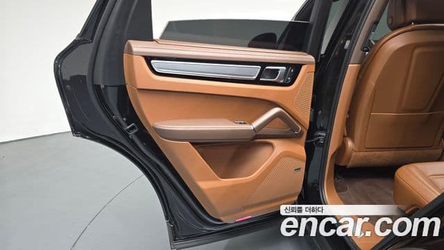 Porsche Cayenne 2023 — Photo 19/37