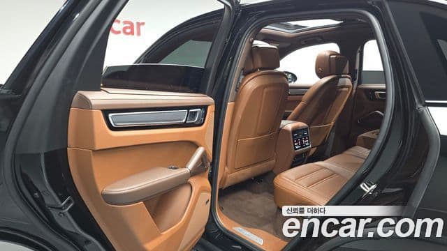 Porsche Cayenne 2023 — Photo 31/37