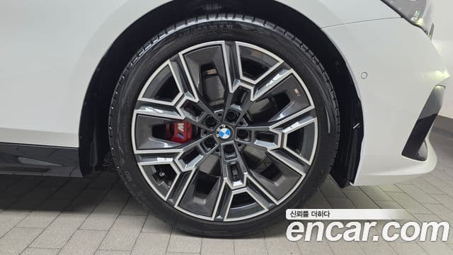 BMW 5 Series 2025 — Photo 23/34