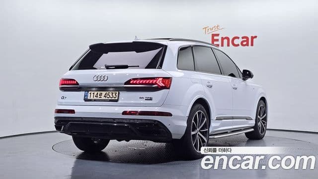 Audi Q7 2021 — Photo 6/20