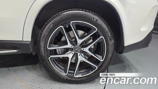 Mercedes-Benz GLE-Class 2021 — Photo 19/37