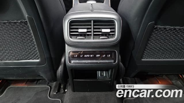 Mercedes-Benz GLE-Class 2021 — Photo 12/37