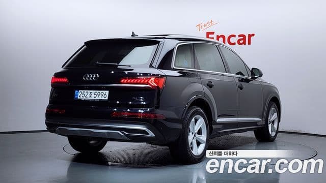 Audi Q7 2021 — Фото 1/20