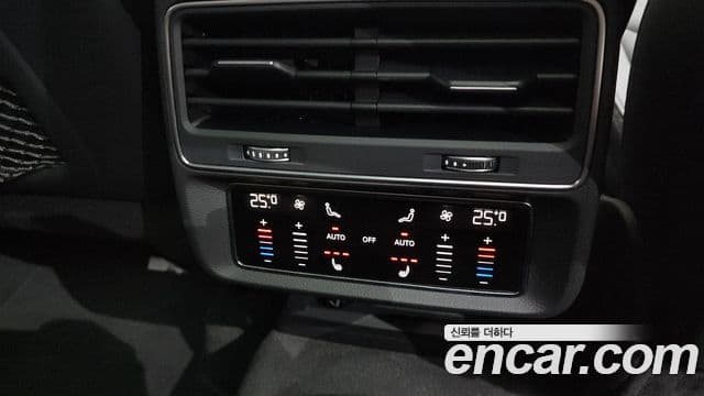 Audi Q7 2021 — Şəkil 30/35