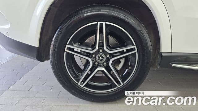 Mercedes-Benz GLE-Class 2021 — Photo 4/36