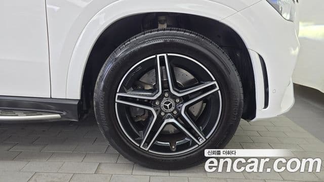 Mercedes-Benz GLE-Class 2021 — Photo 28/36