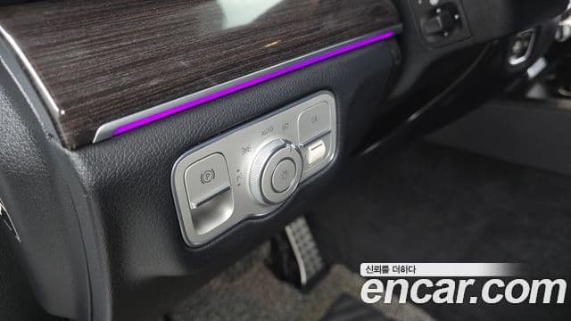 Mercedes-Benz GLE-Class 2021 — Photo 29/36