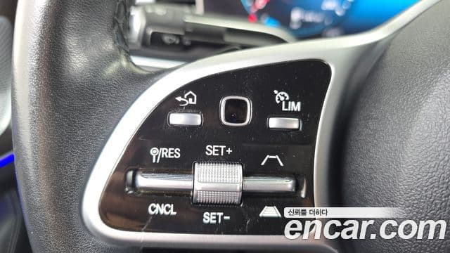 Mercedes-Benz GLE-Class 2021 — Photo 24/36
