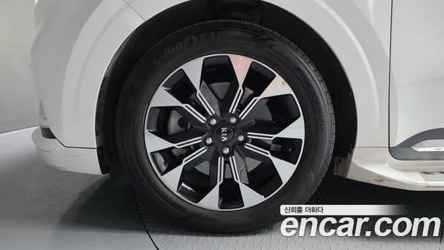 Kia Carnival 2021 — ფოტო 5/20