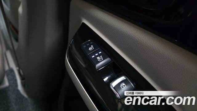 Kia Carnival 2021 — ფოტო 18/20