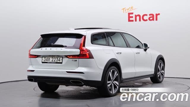 Volvo V60 Cross Country 2019 — Фото 2/20