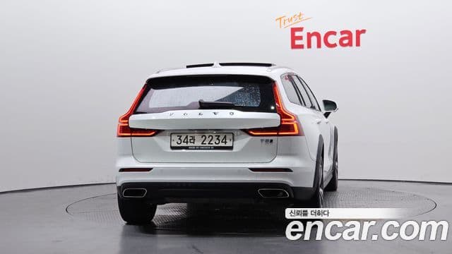 Volvo V60 Cross Country 2019 — Фото 4/20