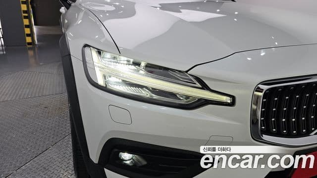 Volvo V60 Cross Country 2019 — Photo 8/36