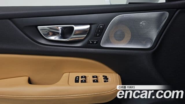 Volvo V60 Cross Country 2019 — Photo 1/36