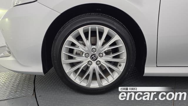Toyota Camry 2018 — Şəkil 15/20