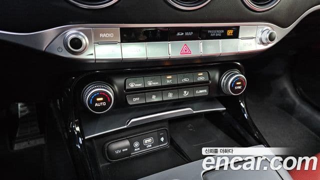 Kia Stinger 2018 — ფოტო 18/20
