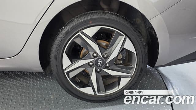 Hyundai The New Avante Hybrid 2021 — Photo 22/32