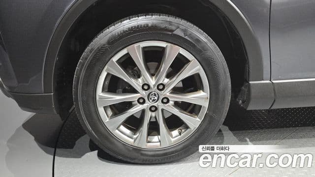 Toyota RAV4 2018 — ფოტო 5/20