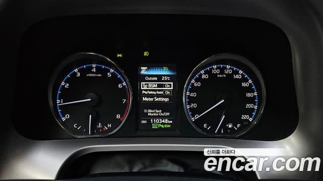 Toyota RAV4 2018 — ფოტო 8/20