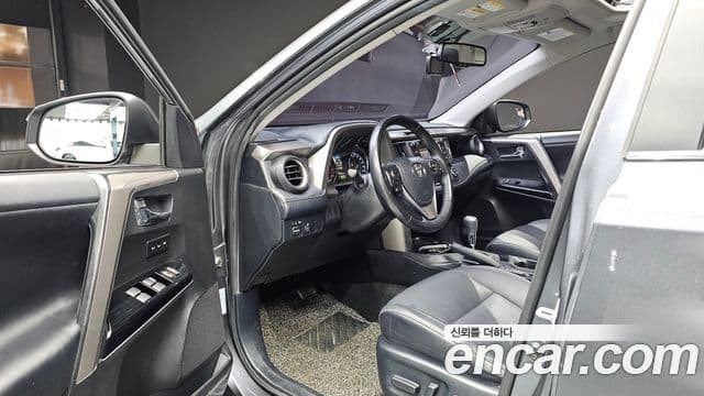Toyota RAV4 2018 — ფოტო 10/20