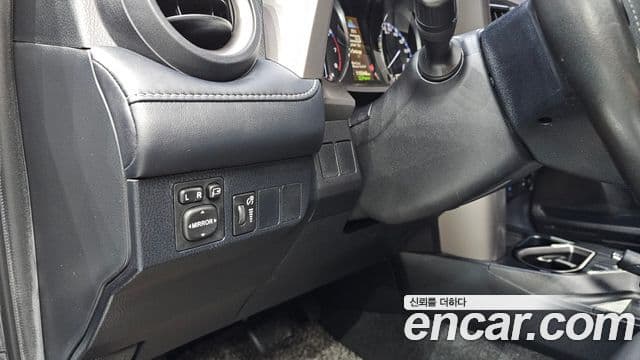 Toyota RAV4 2018 — ფოტო 17/20