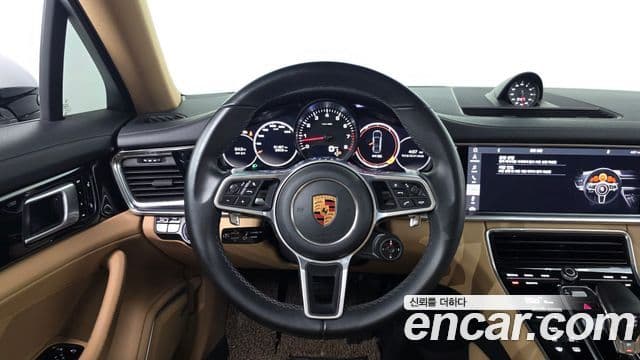 Porsche Panamera 2018 — Photo 19/32