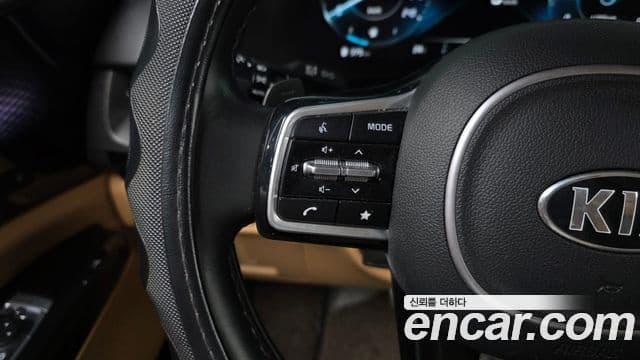 Kia Carnival 2021 — фото 17 из 20